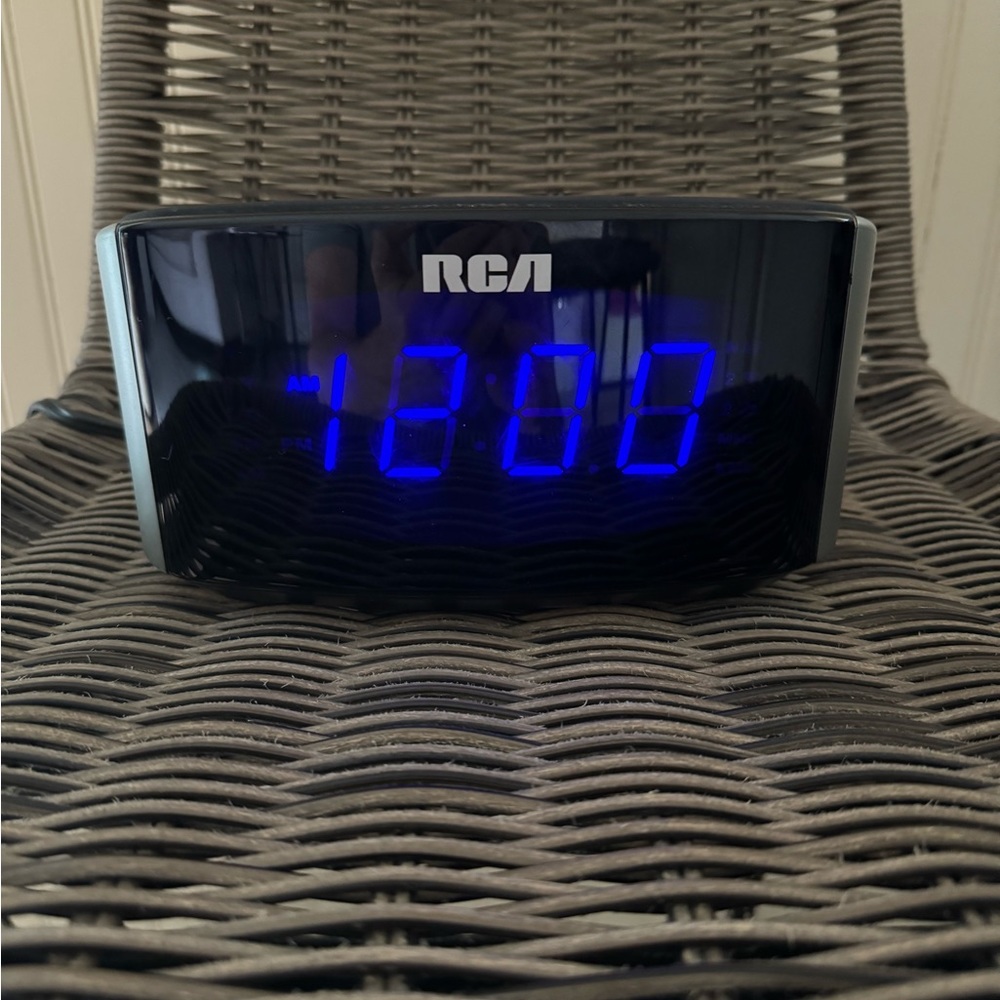 RCA Multi-function Dual Wake Alarm Clock AM/FM Radio Snooze Wake Model RP3720B